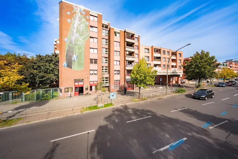 Große 1-Zimmer-Wohnung mit Balkon in verkehrsberuhigter Straße — photo 1